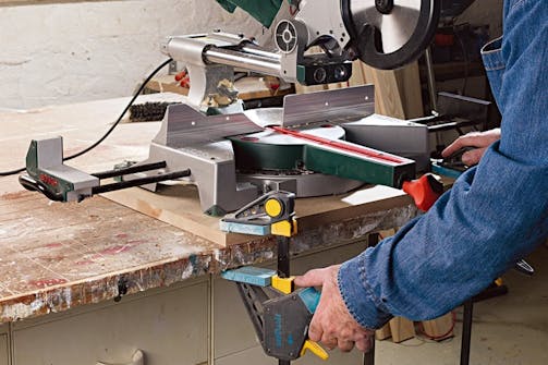 Kap och gersåg: Sätt fast kap och gersågaen på en skiva Kap och gersåg: Sätt fast kap och gersågaen på en skiva